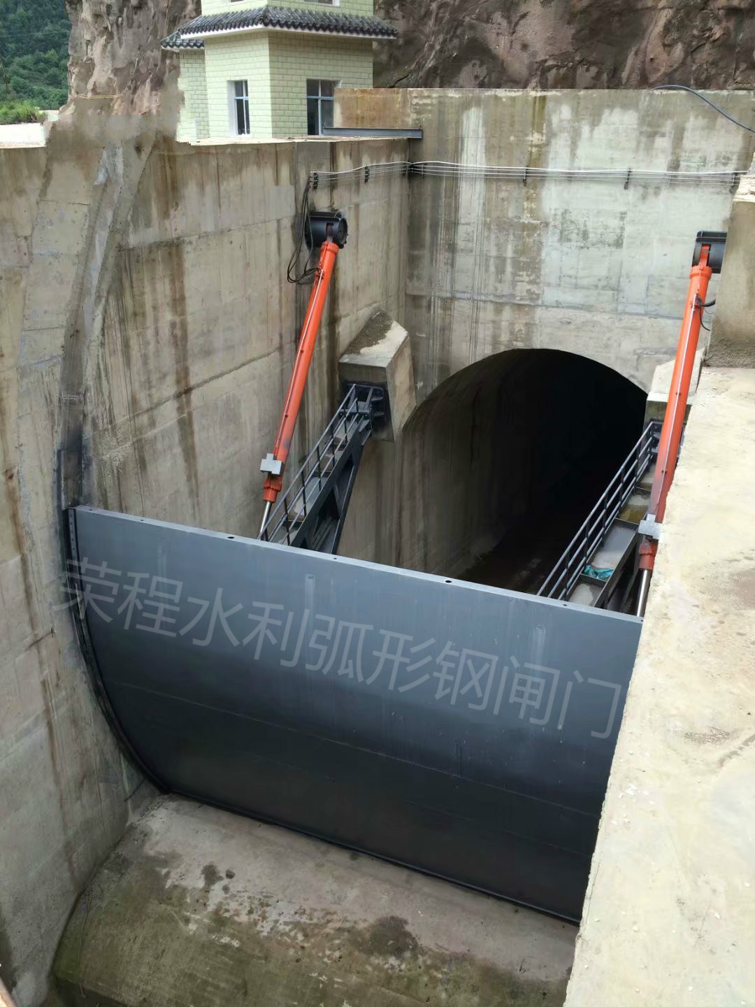 弧形閘門和液壓啟閉機設(shè)配套設(shè)備